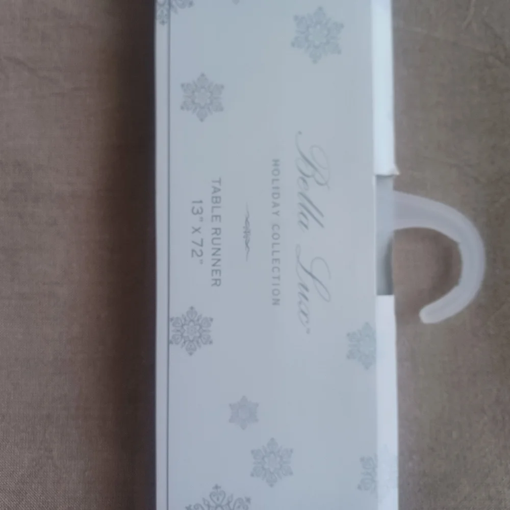 BELLA LUX HOLIDAY TABLE RUNNER NWT 13"X 72" - Picture 3 of 12